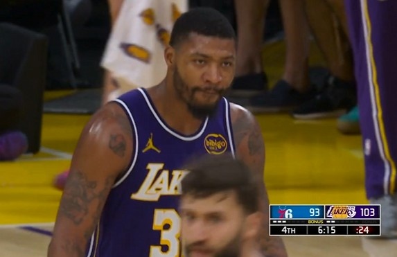 世界杯手机高清观看入口-分差上双了！斯玛特外线连中两记三分球 湖人领先76人10分